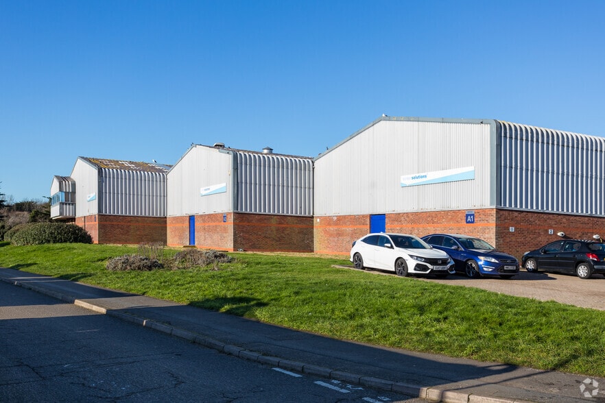 Newton Rd, Peacehaven to rent - Building Photo - Image 3 of 5