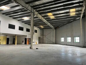 Light Industrial in La Ciotat to rent Interior Photo- Image 2 of 5