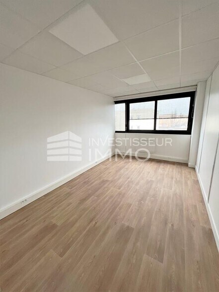 Office in Antony to rent - Interior Photo - Image 3 of 6
