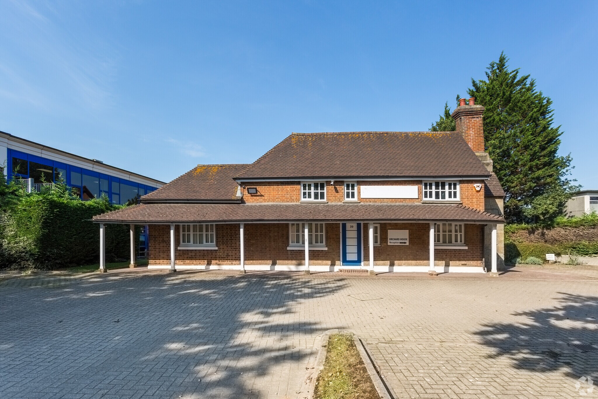 39 Gatwick Rd, Crawley for sale Primary Photo- Image 1 of 1