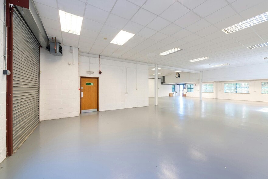 Trinity Way, London to rent - Interior Photo - Image 3 of 6