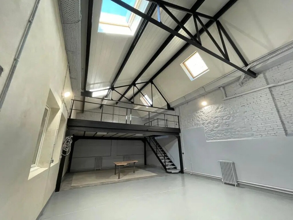 Location Local d'activités 394 m² - Photo 1