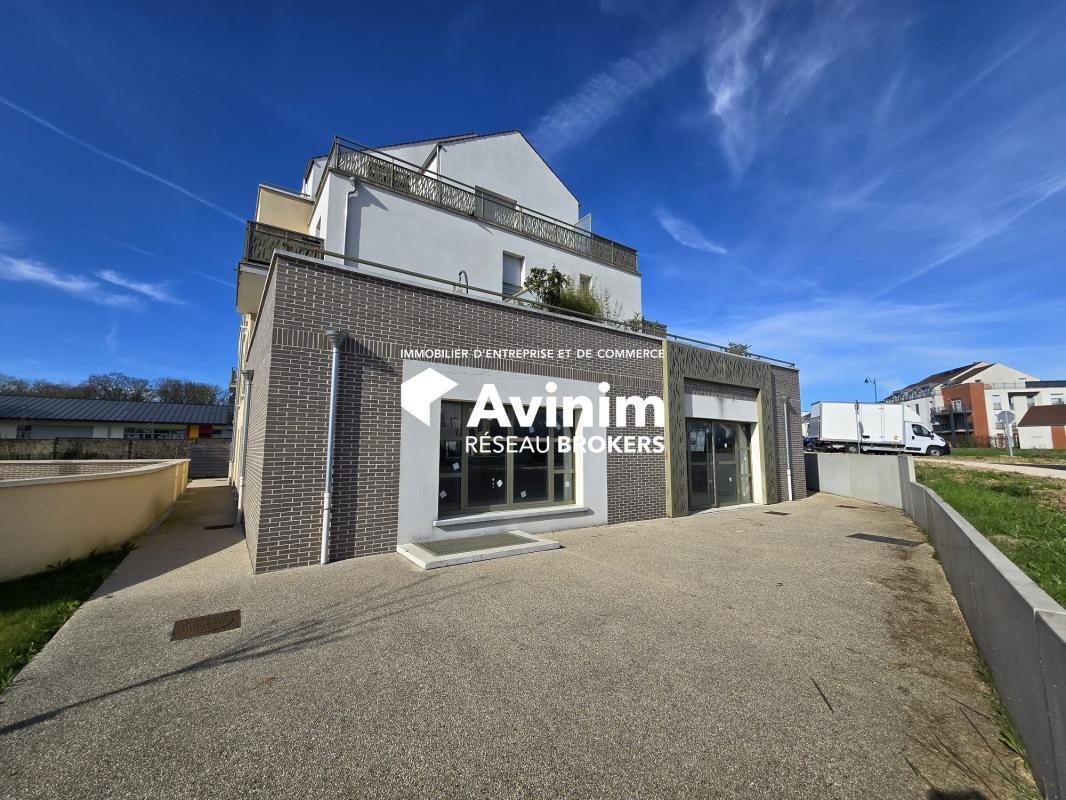 Retail in Vemars to rent Building Photo- Image 1 of 4