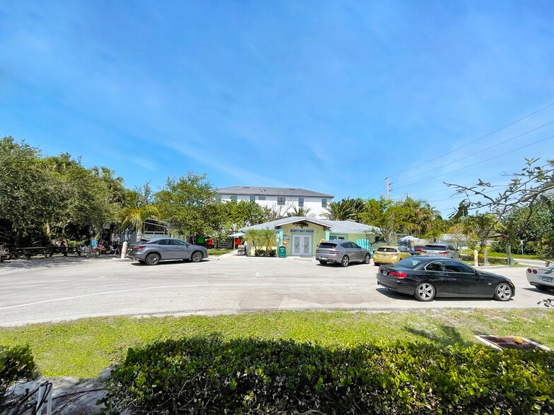 2052 Danford St, Naples, FL for sale - Building Photo - Image 1 of 32