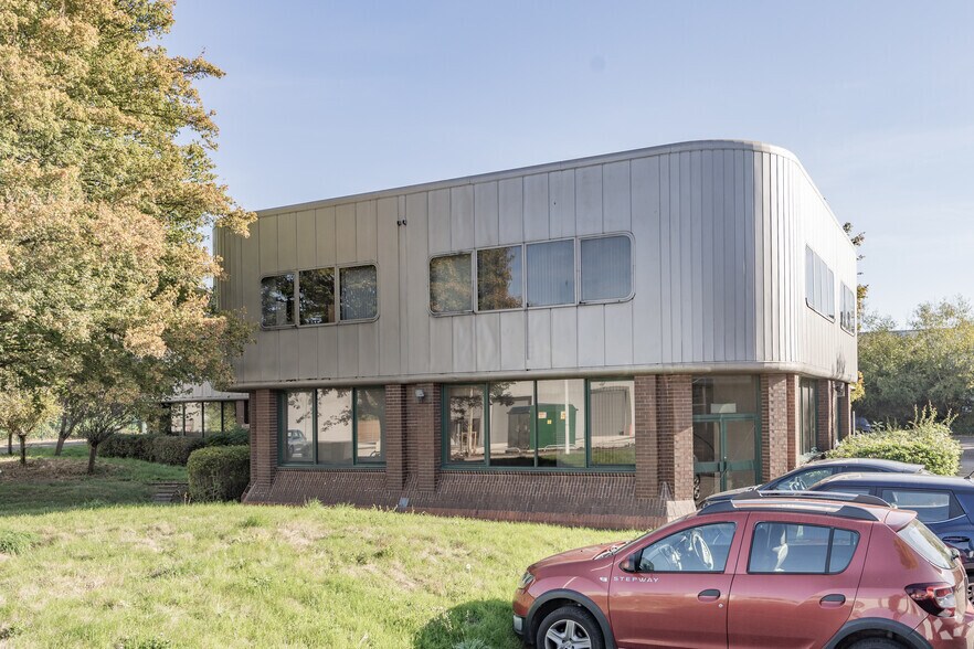 Dorcan Complex, Swindon for sale - Primary Photo - Image 1 of 2