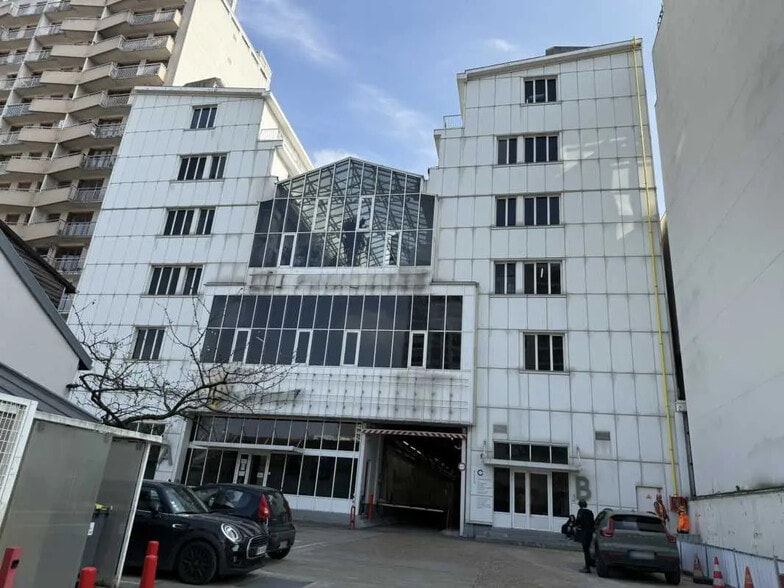 Office in Vanves to rent - Building Photo - Image 1 of 21