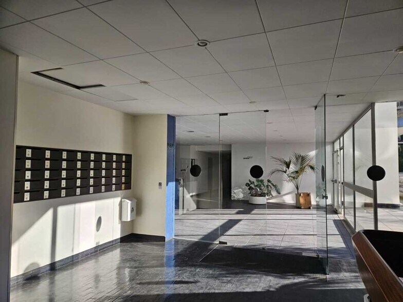 Office in Boulogne-Billancourt to rent - Lobby - Image 3 of 11