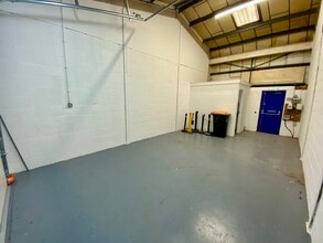 Acacia Clos, Leighton Buzzard to rent Interior Photo- Image 2 of 2