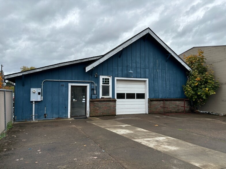 285 Moore St, Harrisburg, OR for rent - Building Photo - Image 2 of 8