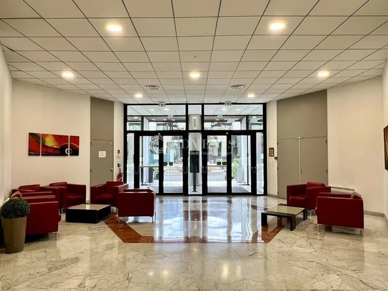 Office in Argenteuil to rent - Lobby - Image 2 of 12