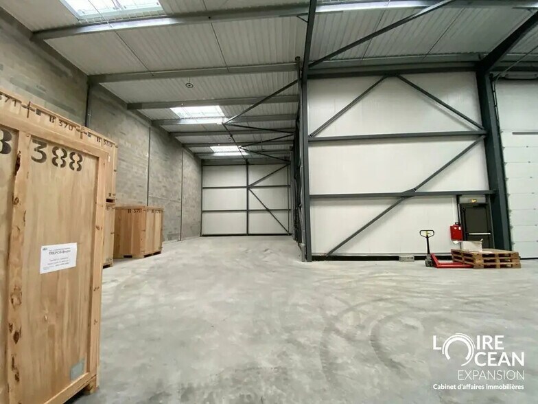 Light Industrial in Nantes to rent - Interior Photo - Image 2 of 7