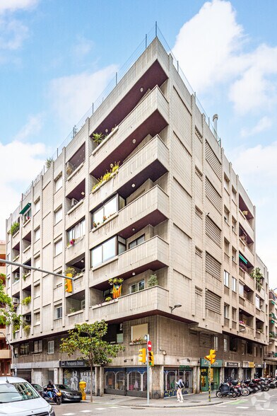 Retail in Barcelona, Barcelona to rent - Primary Photo - Image 1 of 1
