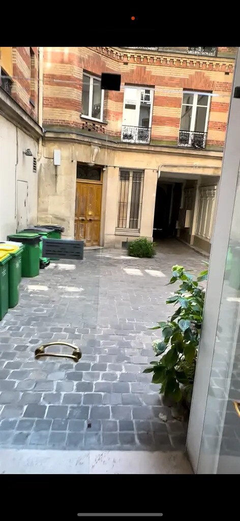 Retail in Paris for sale Building Photo- Image 1 of 6