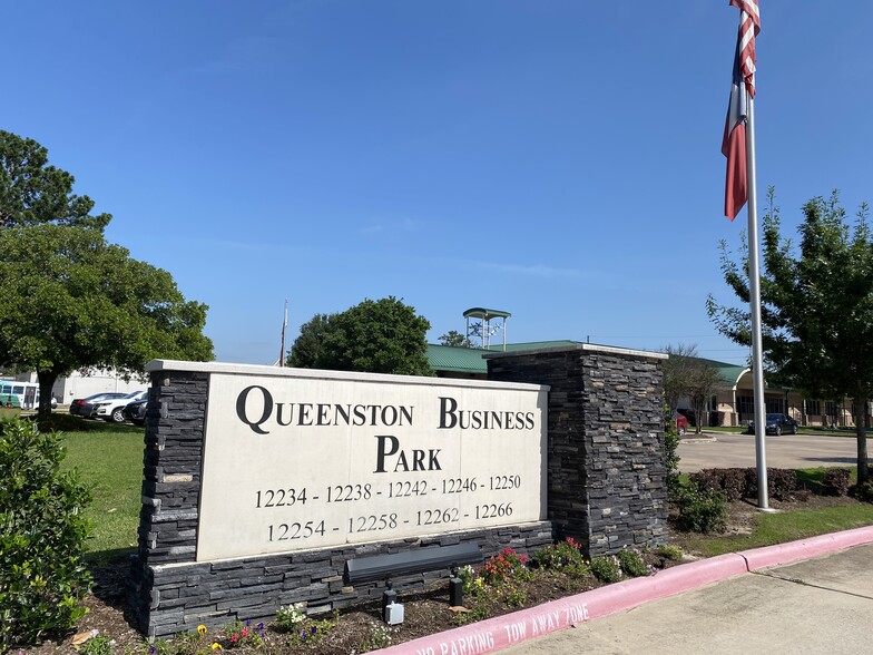 12262 Queenston Blvd, Houston, TX for rent - Building Photo - Image 1 of 18