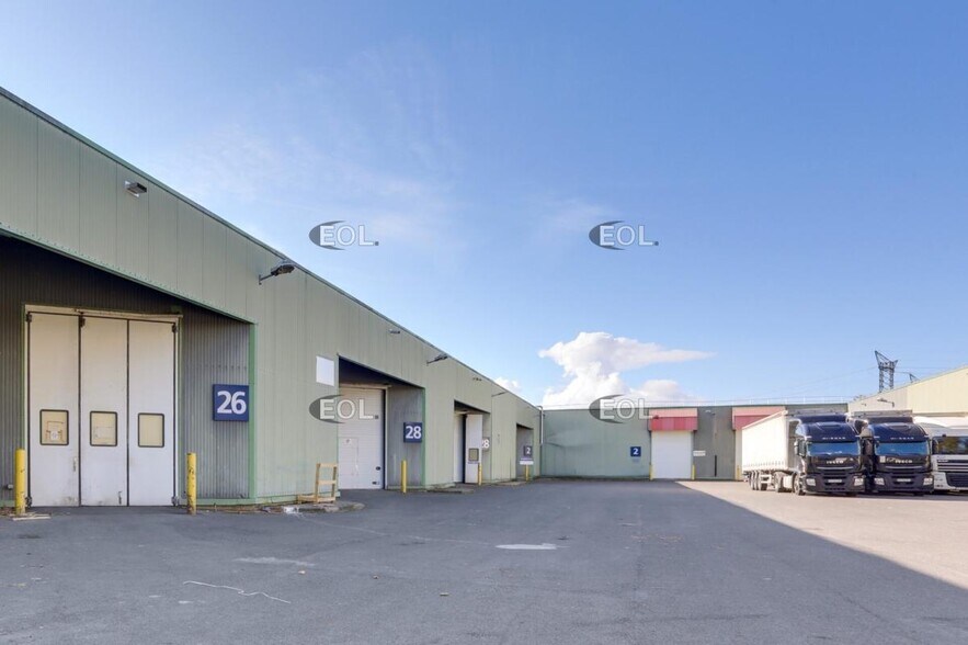 Light Industrial in Saint-Thibault-des-Vignes to rent - Building Photo - Image 2 of 6