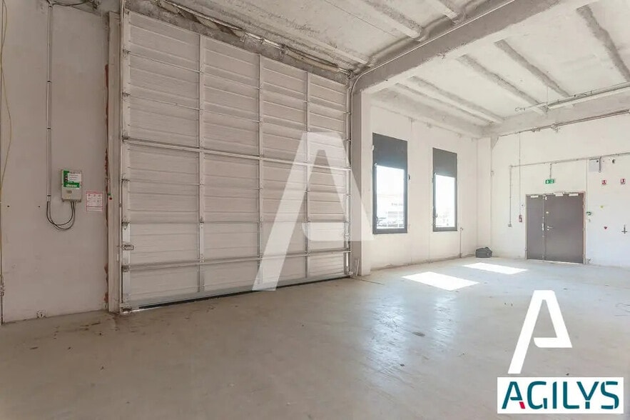 Light Industrial in to rent - Building Photo - Image 2 of 7