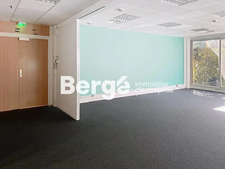 Office in Valbonne to rent - Building Photo - Image 3 of 11