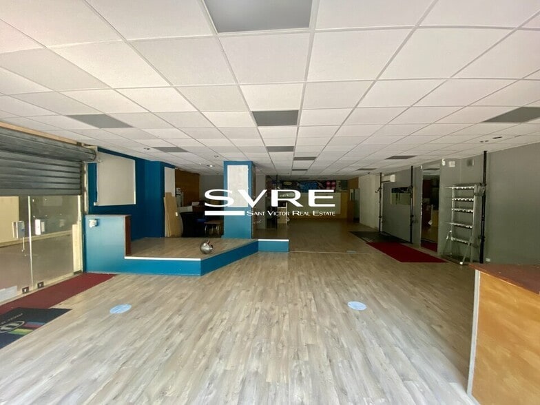 Retail in Marseille to rent - Building Photo - Image 2 of 11