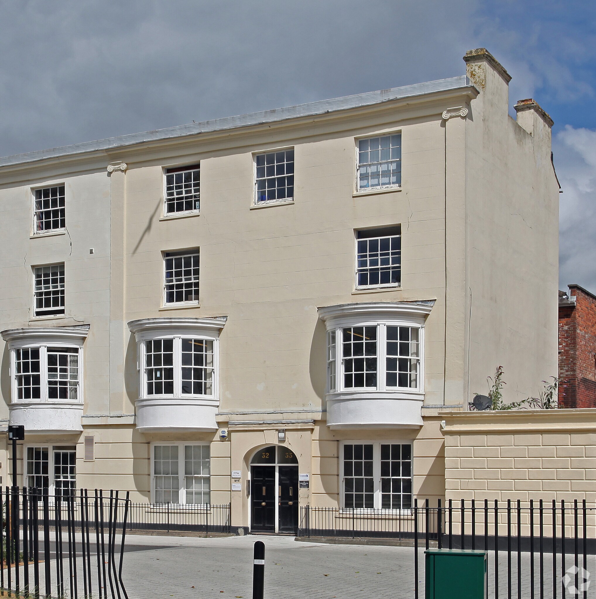 32-33 Queens Ter, Southampton for sale Primary Photo- Image 1 of 1