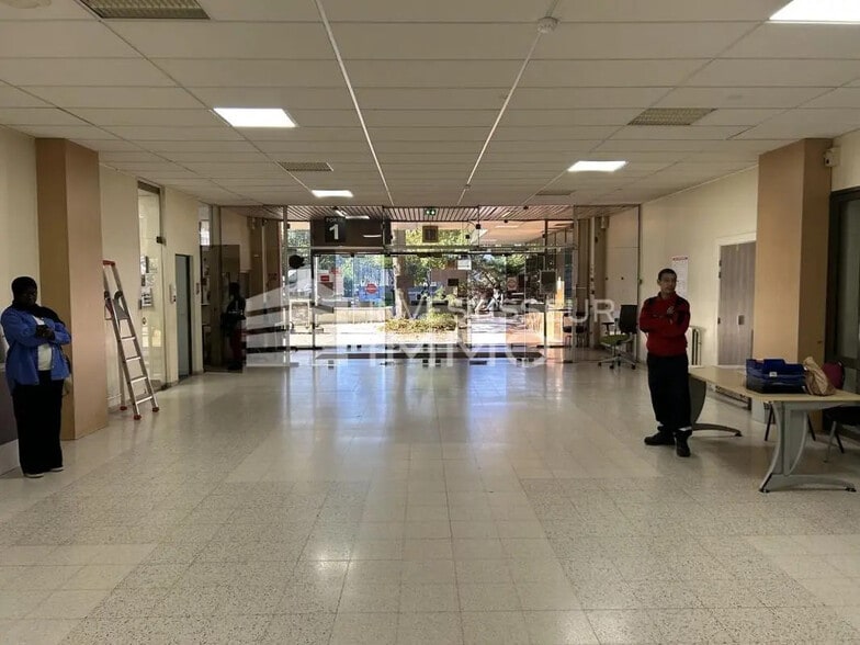 Office in Cergy to rent - Lobby - Image 3 of 6