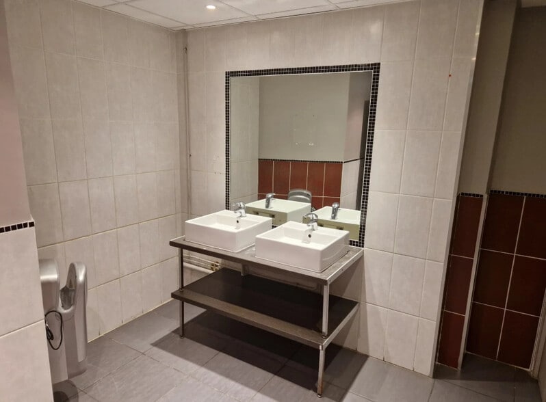102 Rue Du Point Du Jour, Boulogne-Billancourt to rent - Building Photo - Image 3 of 18