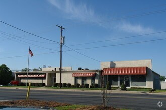 829 Davidson Dr, Concord, NC for rent Primary Photo- Image 1 of 17