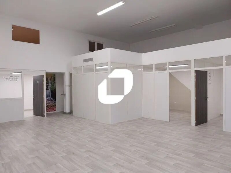 Retail in Saint-Jean-de-Védas to rent Building Photo- Image 1 of 15