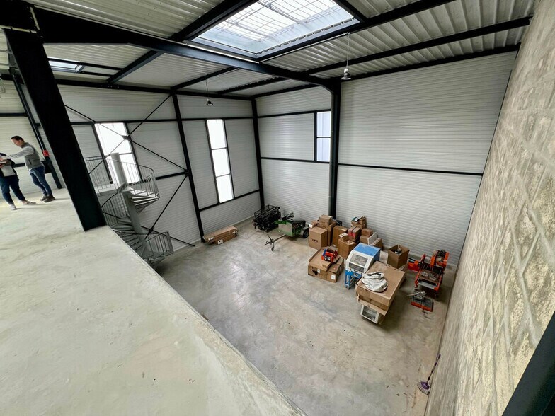 Light Industrial in Longperrier to rent - Interior Photo - Image 2 of 3