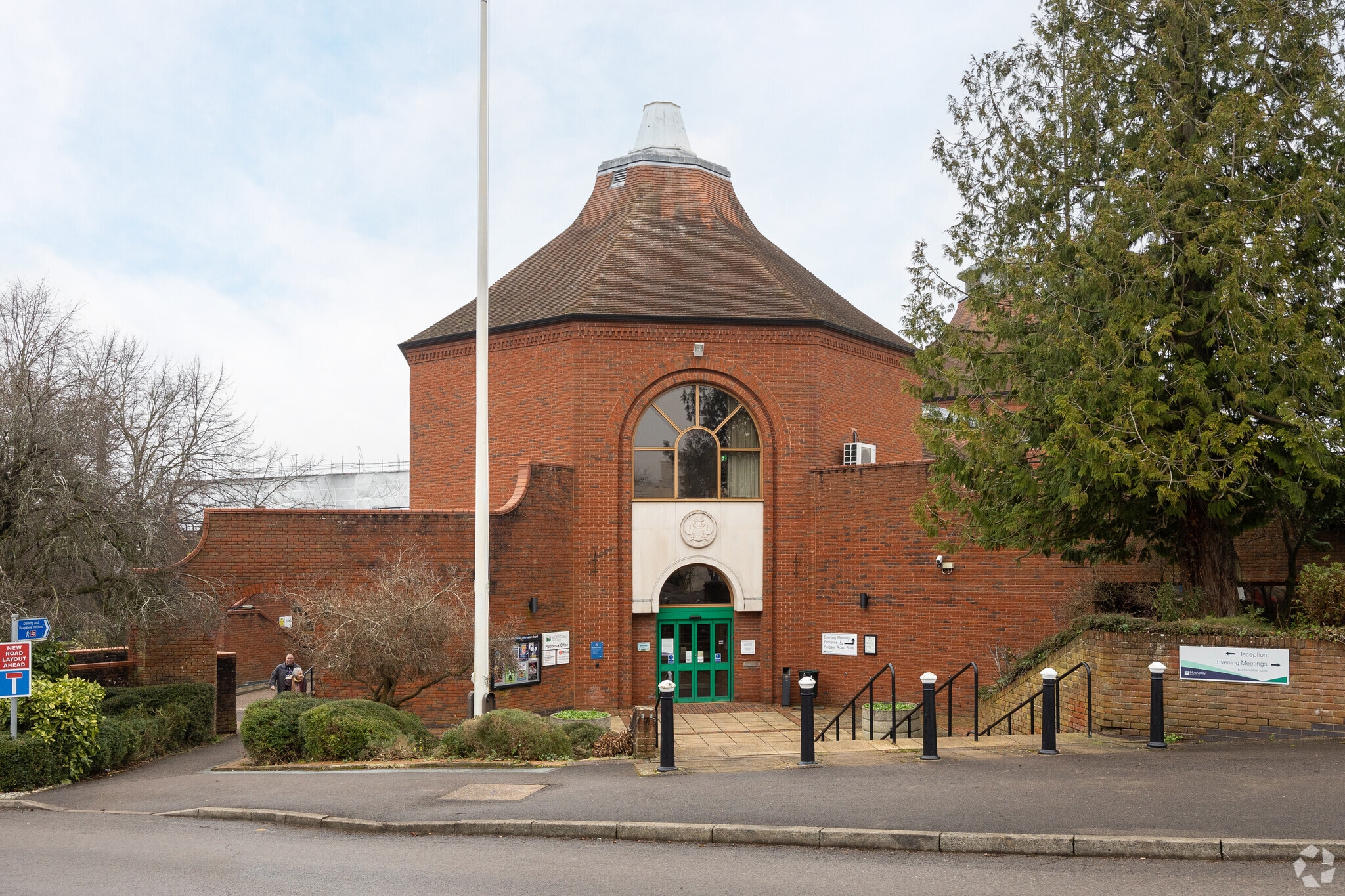 Reigate Rd, Dorking to rent Building Photo- Image 1 of 3