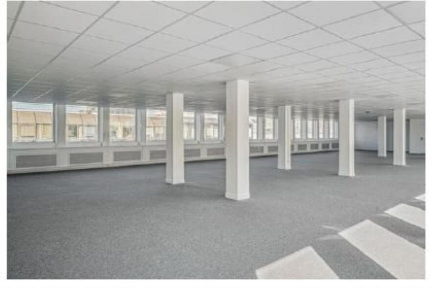 6 Rue Barbès, Levallois-Perret to rent - Interior Photo - Image 2 of 17