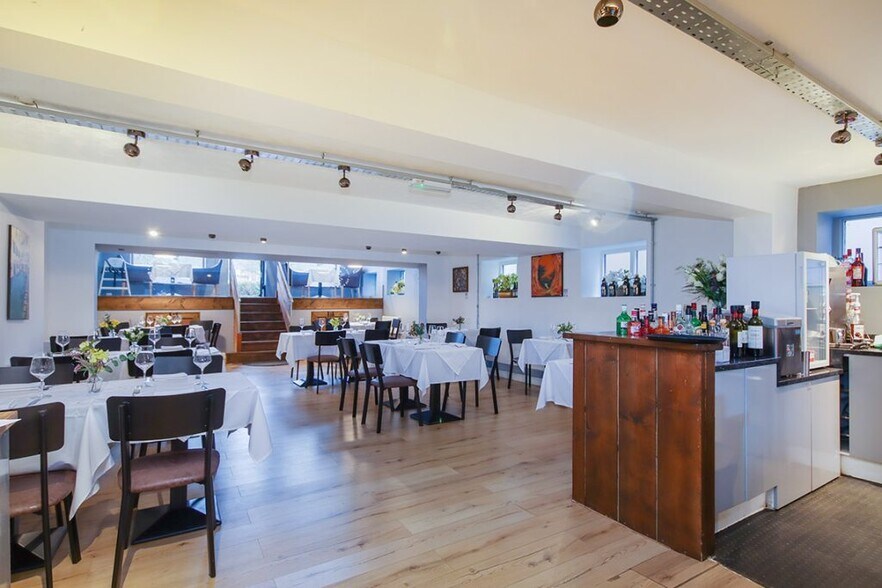 Lion And Lamb Way, Farnham to rent - Interior Photo - Image 2 of 2