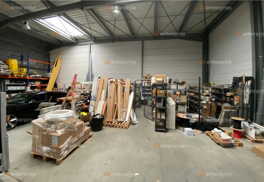 Light Industrial in Lesquin to rent - Interior Photo - Image 3 of 4