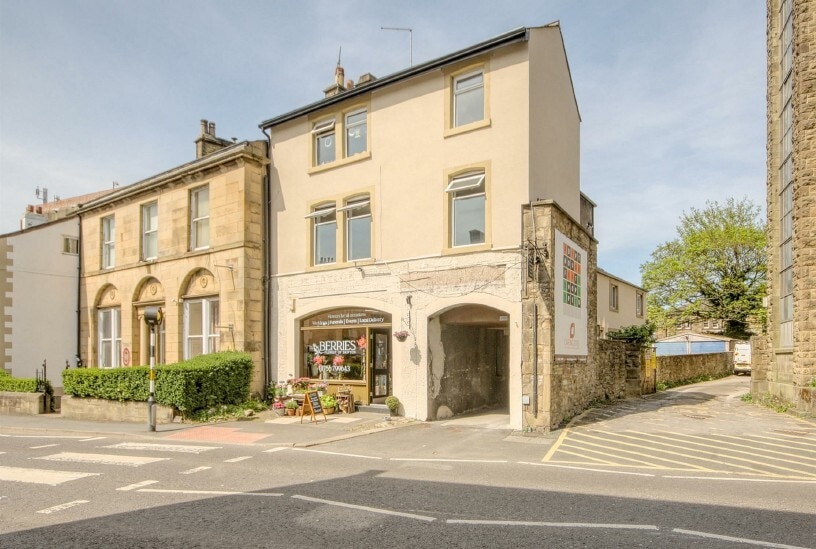 27 Newmarket St, Skipton to rent - Primary Photo - Image 1 of 7