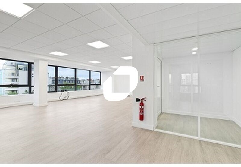 Office in Montrouge to rent Building Photo- Image 1 of 11