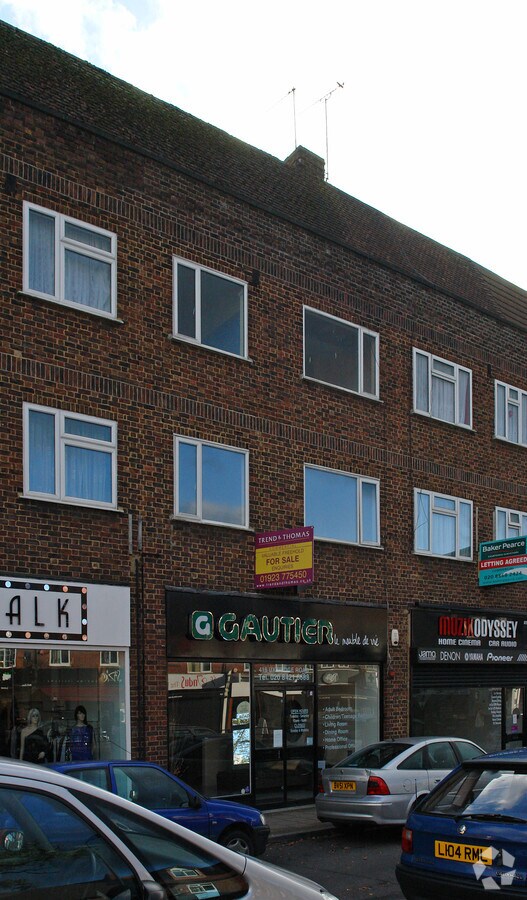 415 Uxbridge Rd, Pinner HA5 4JR UK