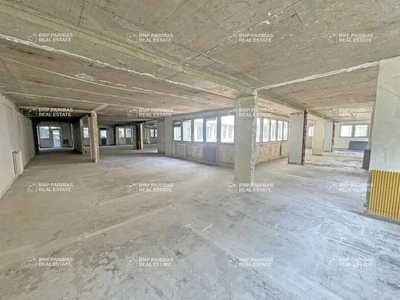 Build-to-Rent in Paris for sale - Building Photo - Image 2 of 8