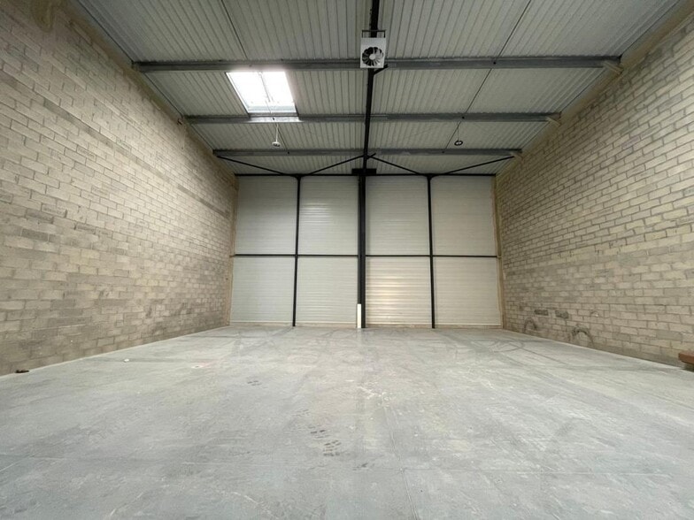 Industrial in Trappes to rent - Interior Photo - Image 2 of 10