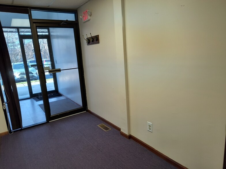 67-74 Brunswick Woods Dr, East Brunswick, NJ to rent - Lobby - Image 2 of 12