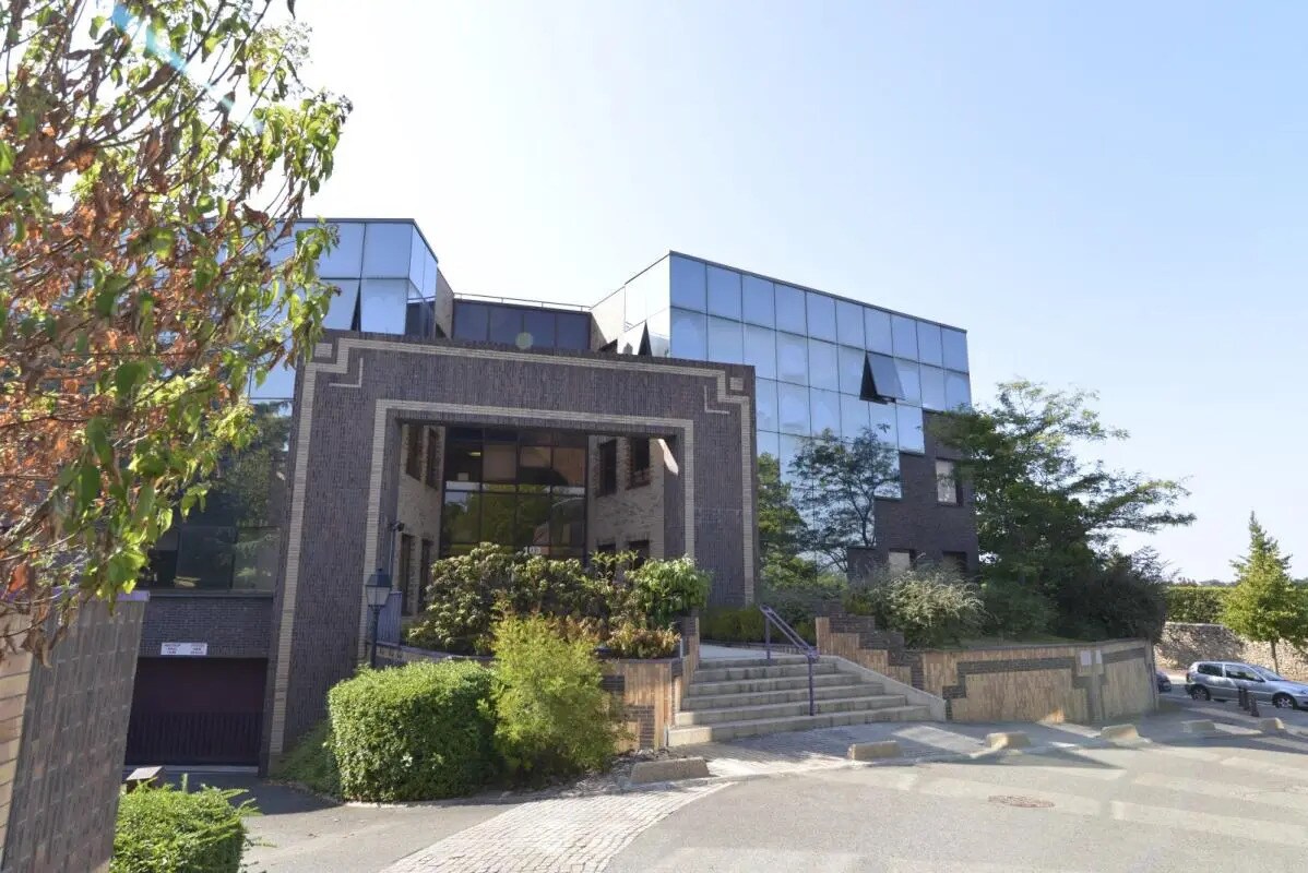 Office in Saint-Germain-en-Laye to rent Building Photo- Image 1 of 30