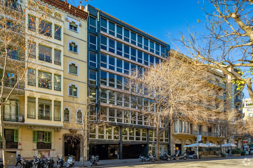 Office in Barcelona, Barcelona to rent - Primary Photo - Image 1 of 7