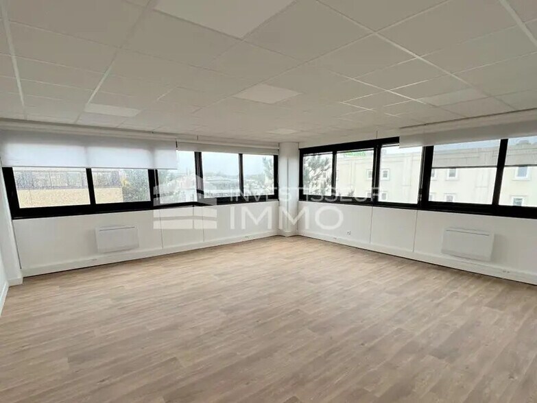 Office in Antony to rent - Interior Photo - Image 2 of 6