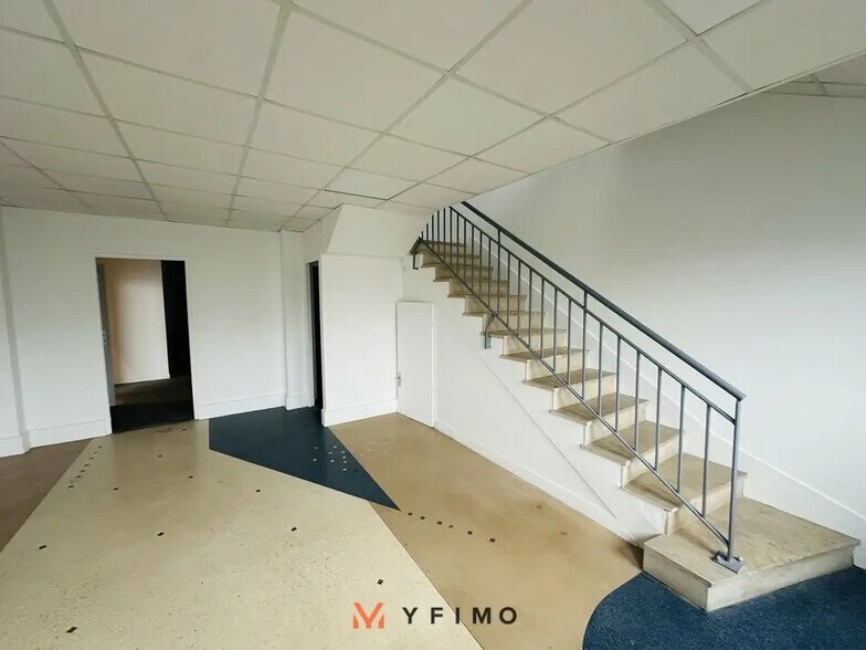 Light Industrial in Coignières to rent - Interior Photo - Image 3 of 6