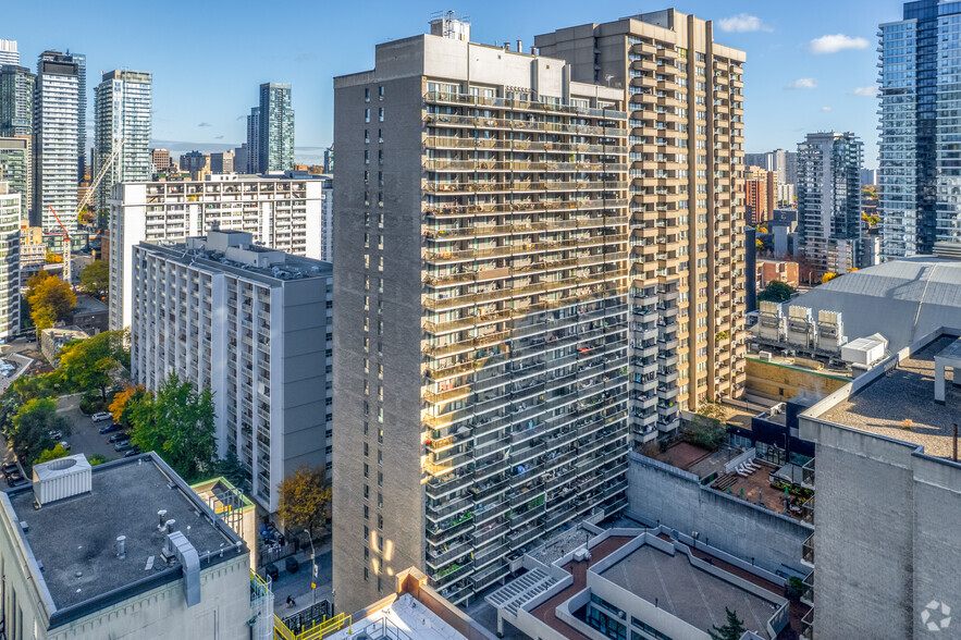 20-25 Carlton St, Toronto, ON for rent - Building Photo - Image 3 of 30