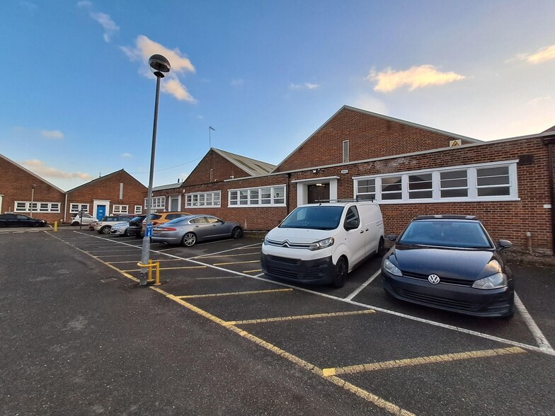 Tewin Rd, Welwyn Garden City to rent - Building Photo - Image 1 of 2