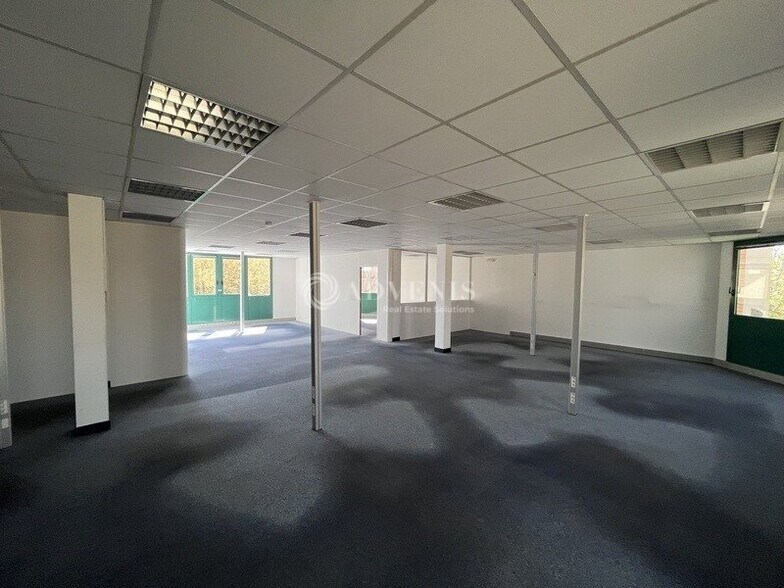 Office in Trappes to rent - Interior Photo - Image 2 of 4