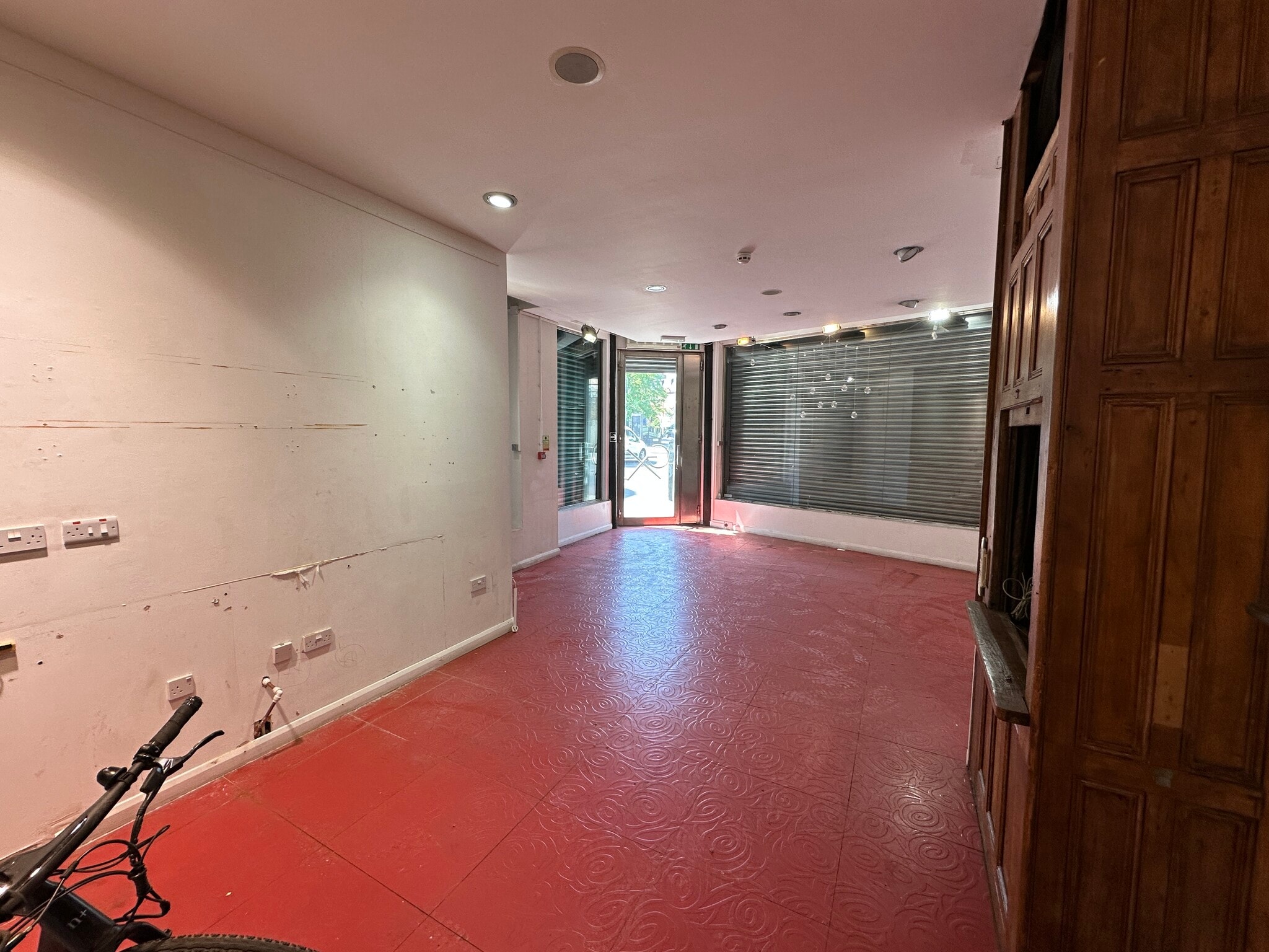 43 Denmark Hl, London to rent Interior Photo- Image 1 of 3
