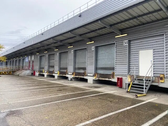 Light Industrial in Mions to rent Building Photo- Image 1 of 10