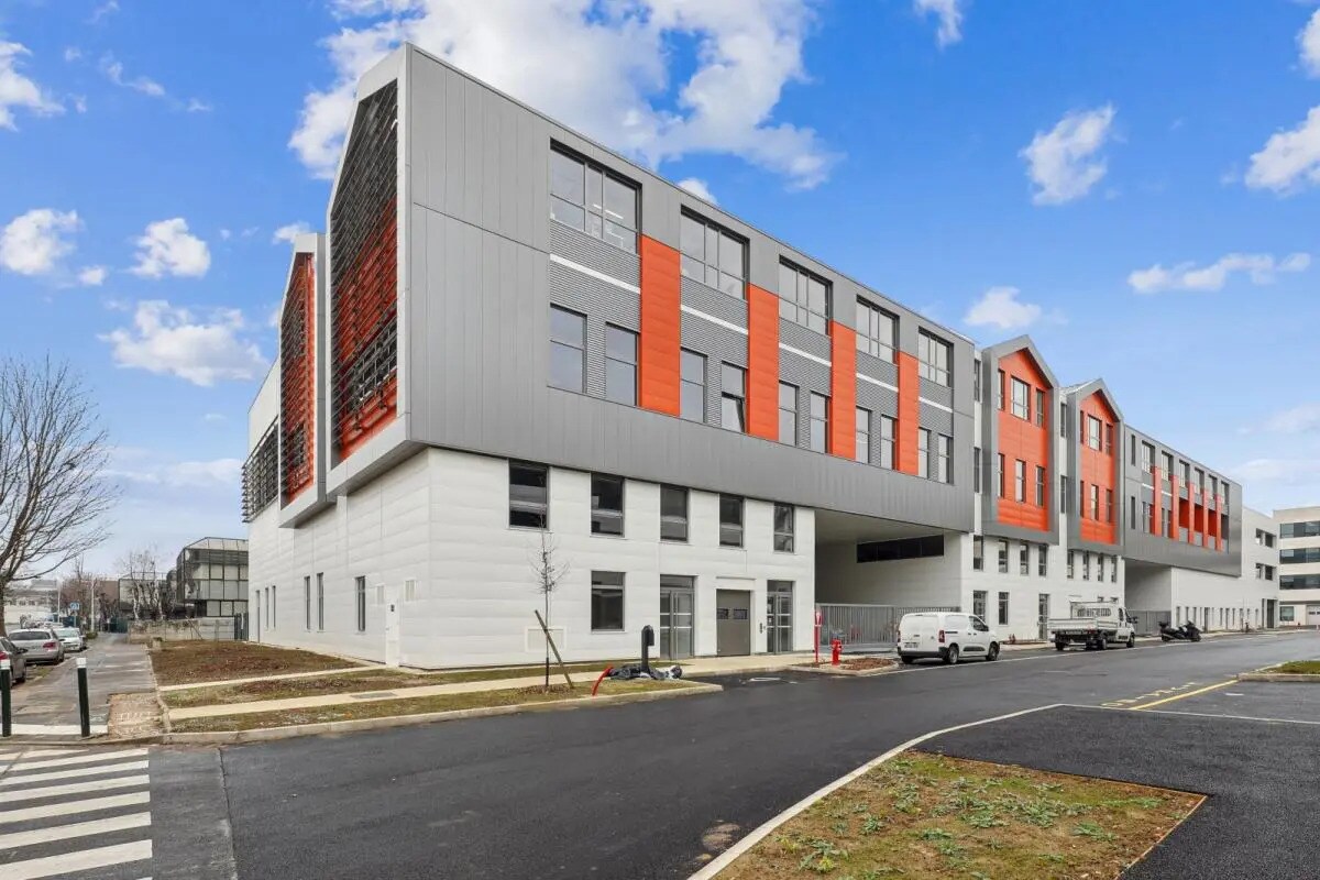 Light Industrial in Nanterre to rent Building Photo- Image 1 of 11