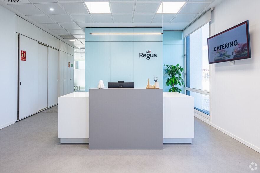 Calle de la Ribera del Loira, 16 I-18, Madrid, Madrid to rent - Building Photo - Image 1 of 22