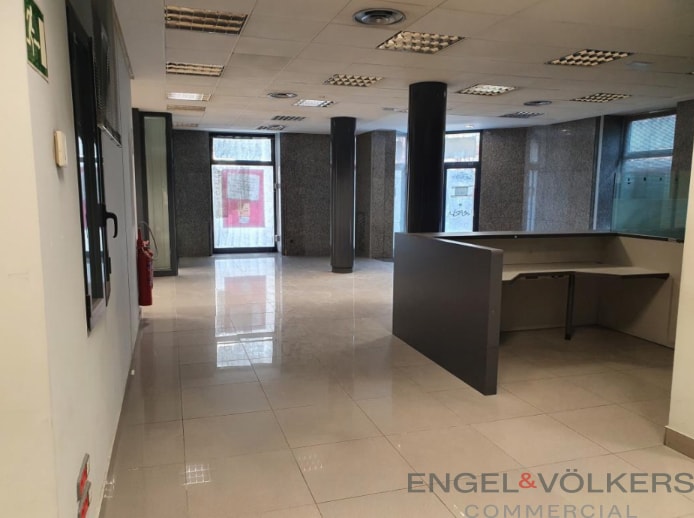 Madrid, MAD 28015 - Unit Puerta DR - - Interior Photo - Image 2 of 4